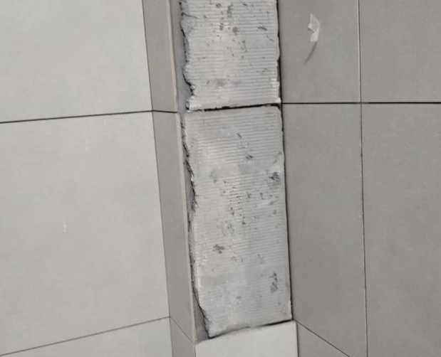 丰台瓷砖空鼓维修公司分享下瓷砖施工前基层浇水润湿程度不足，可能导致以下问题
